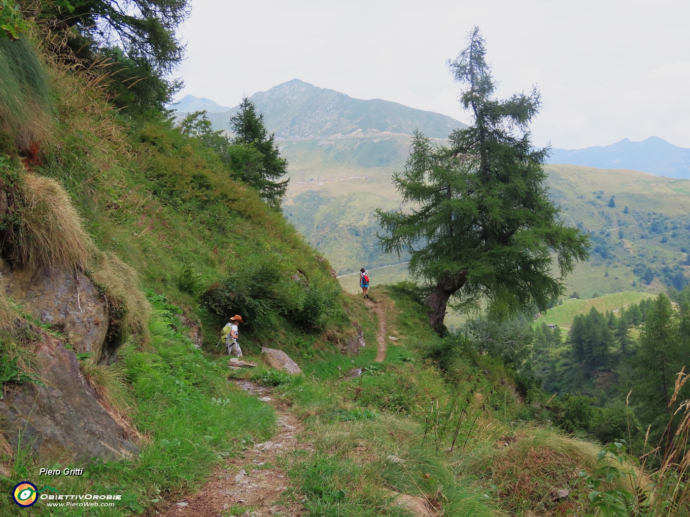 72 Seguendo il sentiero ci abbassiamo ai pascoli verso il Lago di Valmora.JPG